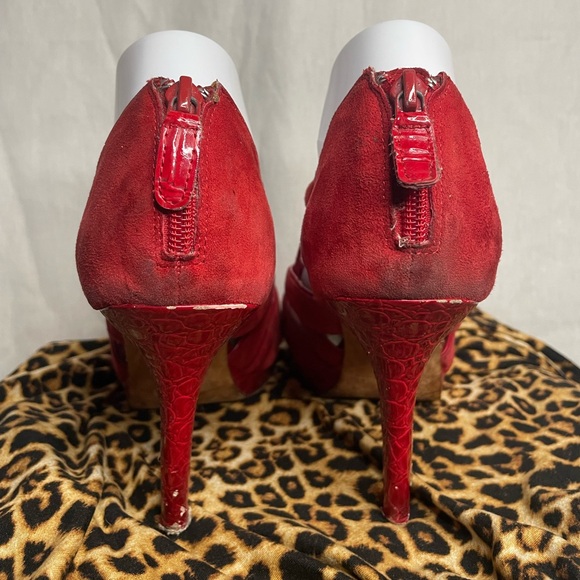 White House Black Market Red Strap Stilettos Women’s 9 - Picture 4 of 7